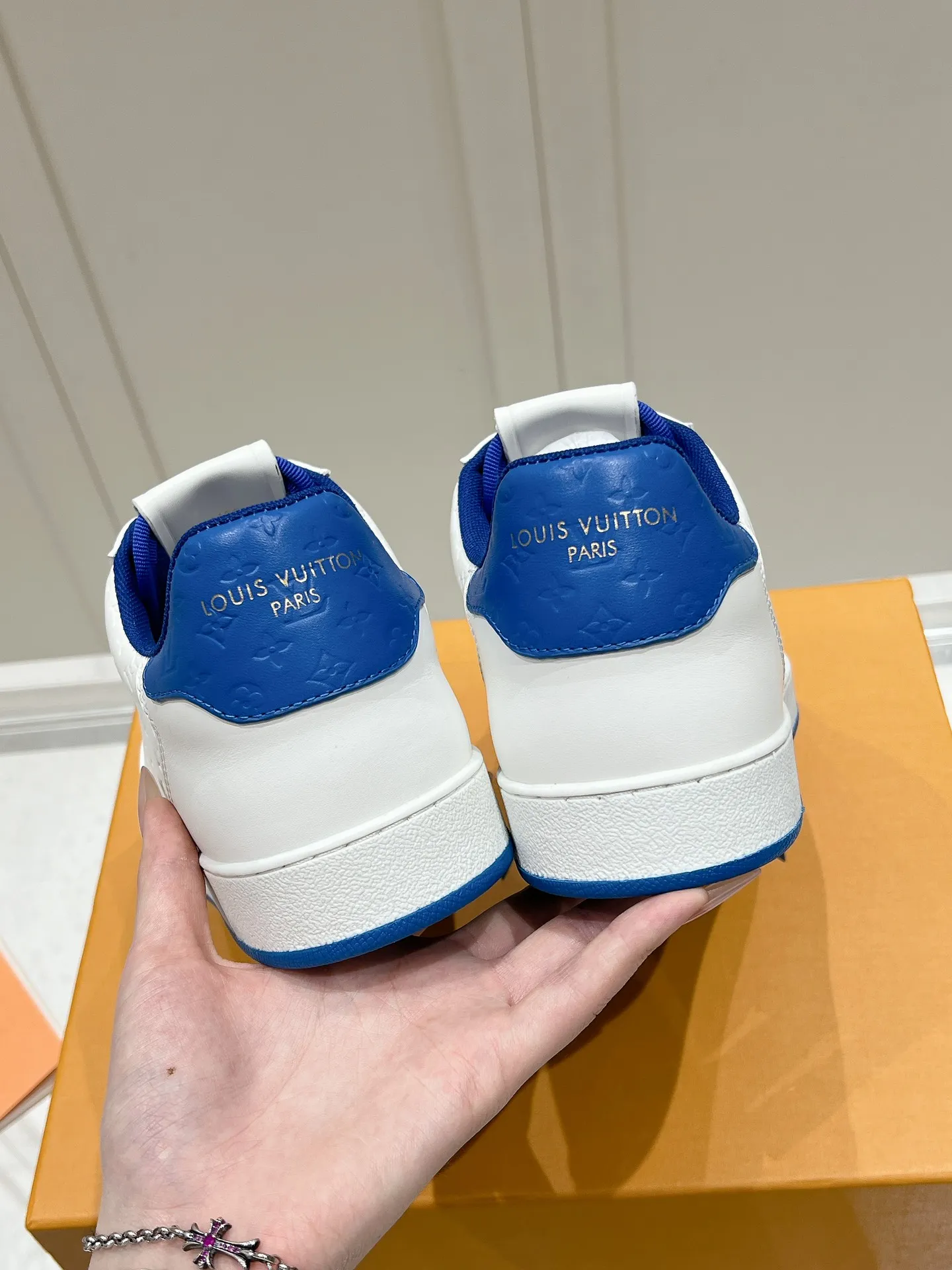 👟👟Ex-factory price 680👟👟 LV new style casual white shoes for men, simple and fashionable, light and comfortable, size: 39-44 (order 45)